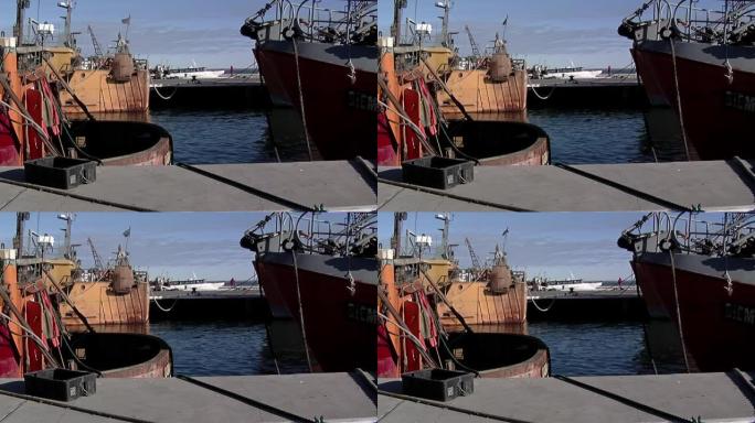 渔船停靠在阿根廷内格罗河省巴塔哥尼亚圣安东尼奥奥斯特港。