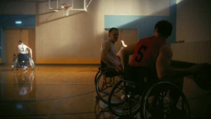 轮椅篮球比赛: 职业球员比赛，运球，传球，射门和进球。庆祝残疾人。时尚的电影慢动作荷兰角度拍摄