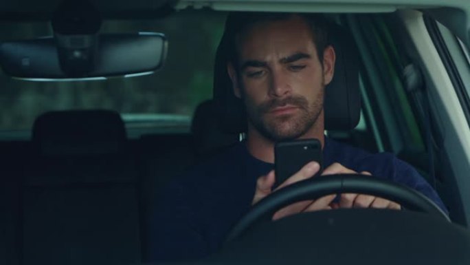 男子在车上使用智能手机