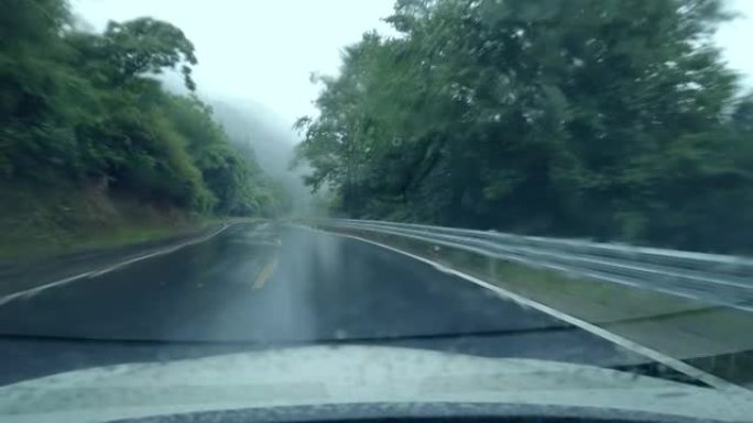 汽车在雨天行驶雨天雨刮器路面湿滑第一视角