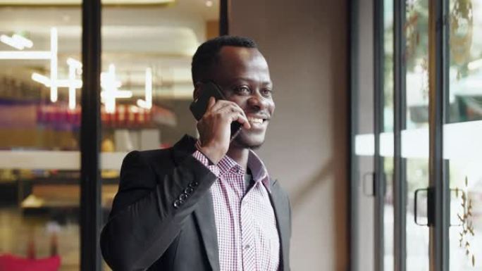 非洲商人通电话智能手机联网通话购物自拍短