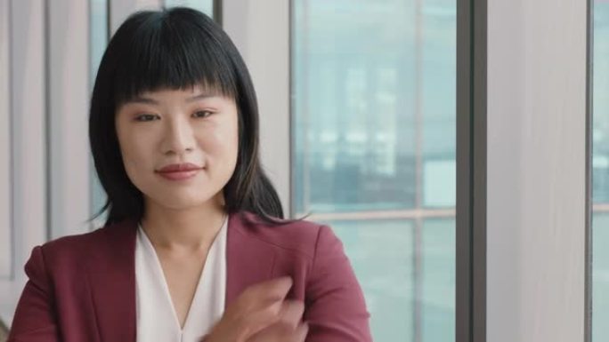 肖像亚洲商界女性微笑着看起来自信的独立女性在办公室行政人员享受成功的企业领导职业生涯公司经理在工作