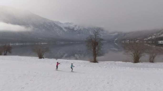 空中: 沿着两名运动员在斯洛文尼亚山区训练北欧滑雪。