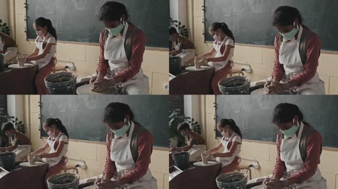 戴面具的女孩用粘土制作工艺