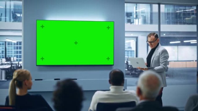 现代产品展示活动: 高加索商人讲话，使用绿色色度键屏幕墙壁电视。面向不同投资者，数字企业家，商人的新