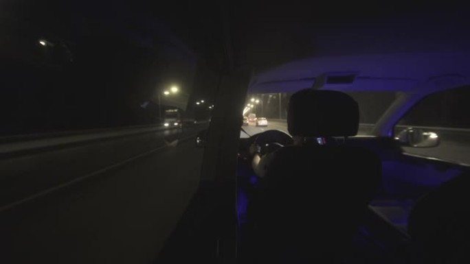 在室外明亮的灯光下在车内移动