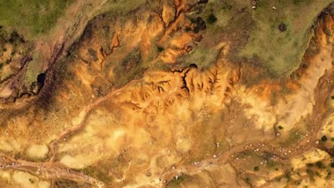 空中缩小因不良农业实践而被水土流失破坏的土地的视野。气候变化与全球变暖