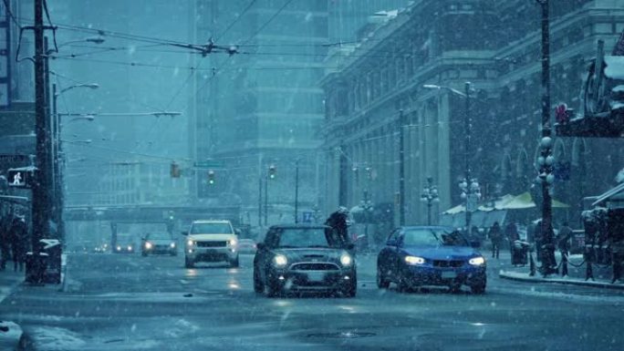 暴风雪中城市道路上的车辆