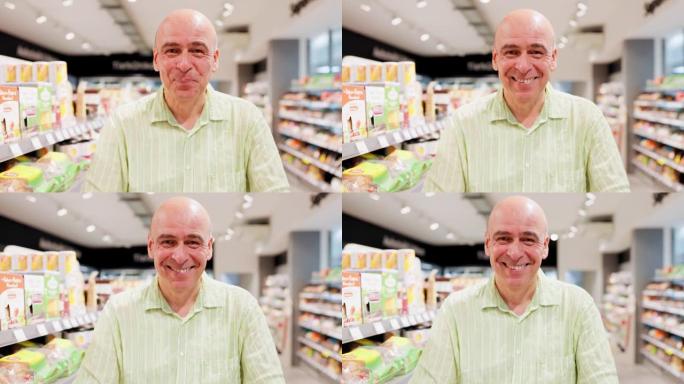超市里的高级男子对着镜头微笑