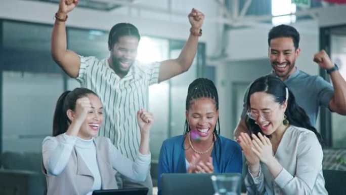 快乐，掌声或商务人士与笔记本电脑和微笑，以促进公司发展，伙伴关系或与团队庆祝目标成就。成功、赢家或股