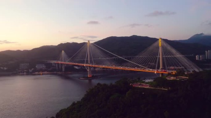 汀九桥鸟瞰图。悬挂建筑结构的香港高速公路