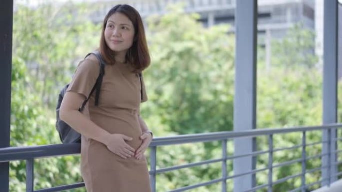 亚洲孕妇在医院遇到产科医生后感到积极