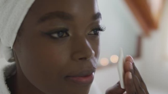 非裔美国迷人女性在浴室卸妆的肖像
