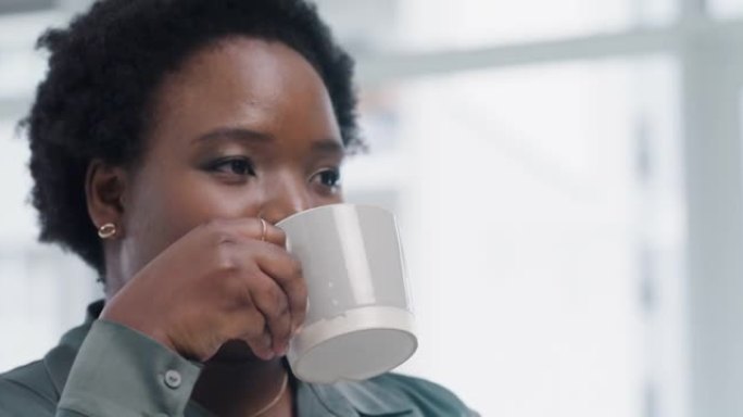 4k视频片段，一名年轻女子在现代办公室喝咖啡