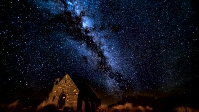 银河系在教堂上空的时间流逝