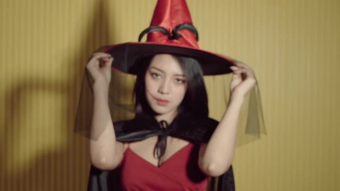 美丽的女孩为万圣节打扮今晚去参加你的派对