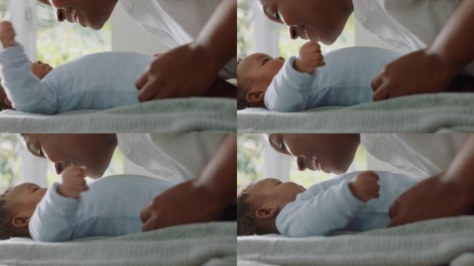 快乐的非洲裔美国母亲在家照顾婴儿慈爱的妈妈和蹒跚学步的孩子说话，抚慰她的孩子享受母亲的生活