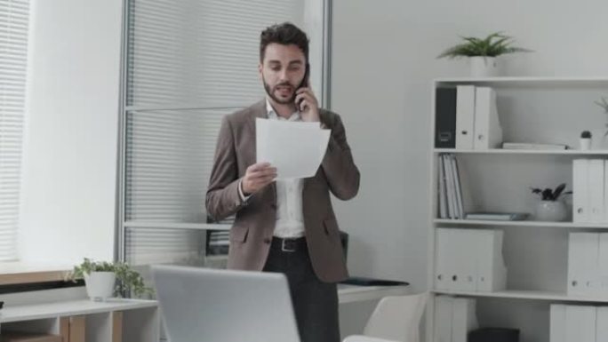 男人在办公室用手机聊天