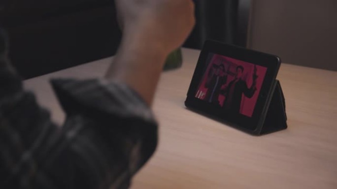 数字平板电脑屏幕上的特写两名亚洲成年男子在家时通过在线视频通话虚拟派对与朋友一起喝啤酒