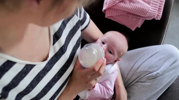 喂养女婴奶瓶防胀气奶瓶奶粉科学喂养