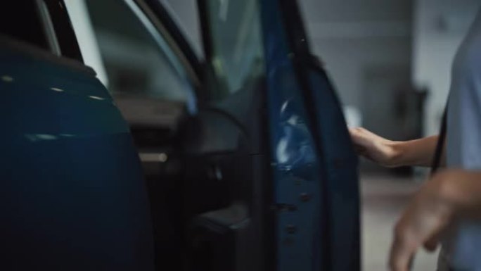SLO MO女人打开一辆新车的门，这样她就可以看看汽车内饰了