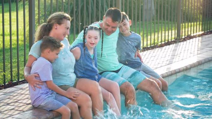 游泳池中的五口之家，患有唐氏综合症的女孩
