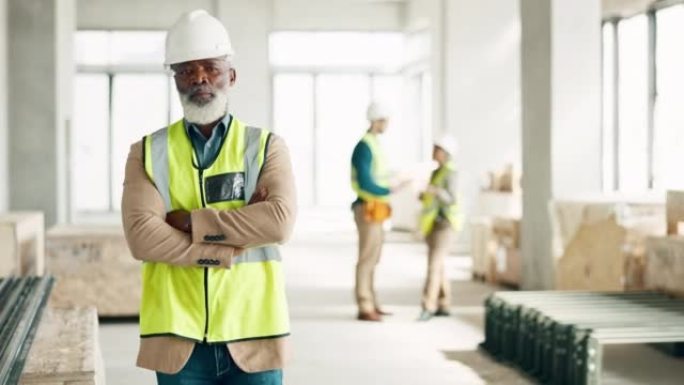 施工，领导和工程师，一名黑人建筑师双臂交叉站在建筑工地上。具有成熟的男性主管及其团队的建筑，设计和经