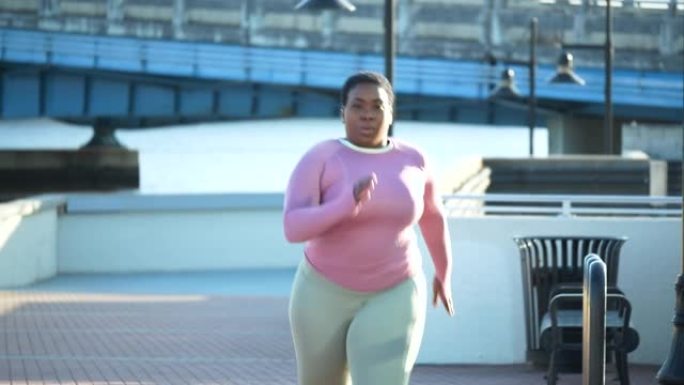 身材庞大，慢跑的非裔美国妇女