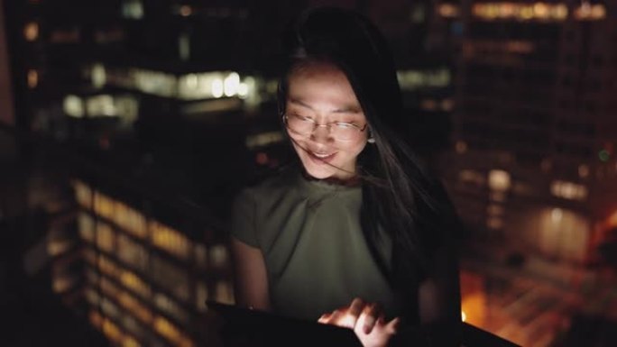 女人，数字平板电脑和城市夜晚的屋顶，用于社交媒体，研究和城市背景网络。在纽约工作的企业家的女商人，阳