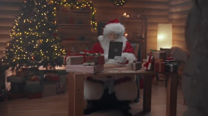 圣诞老人正在通过笔记本上的视频聊天与某人交谈