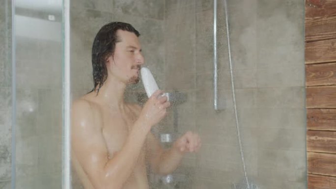 快乐的家伙洗澡，在香波瓶子里唱歌，独自玩乐