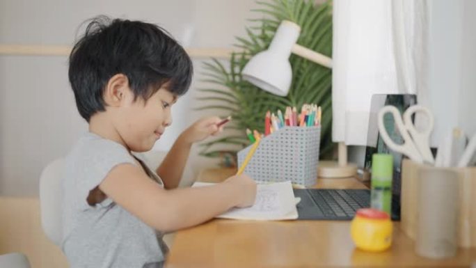 亚洲儿童在家参加在线课程。