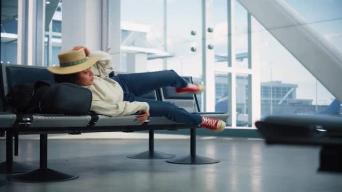 机场航站楼: 美丽的黑人妇女在等待度假航班时躺下休息和睡觉。年轻快乐的旅行女性睡在登机休息室航空枢纽