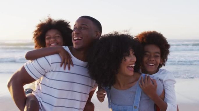 非裔美国人家庭在海滩上一起微笑的肖像
