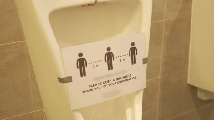男性公共厕所的社交距离标志