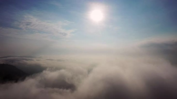 鸟瞰图雾云在自然山谷中的天空