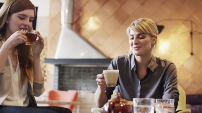 两名迷人的女商人坐在咖啡馆里的4k录像