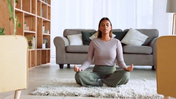女人，在家客厅地毯上的禅宗和冥想。精神卫生健康，平衡和平和放松健康动机头脑训练锻炼或瑜伽能量脉轮地板