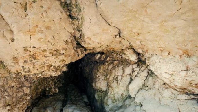 风化岩石表面的通过裂缝