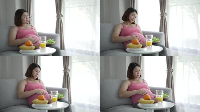 孕妇为胎儿提供健康的沙拉和果汁早餐