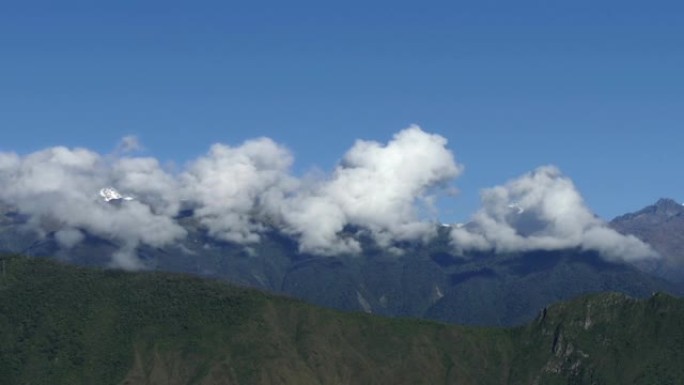 云层在山上形成巨大的质量