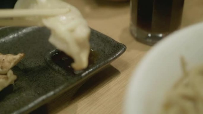 潮人在日本吃传统食物。