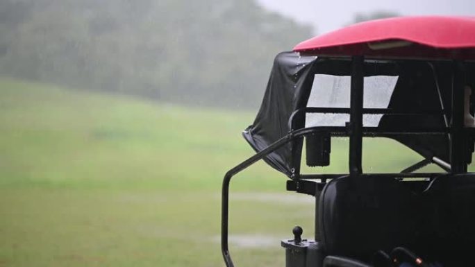 马六甲雨天球场上的高尔夫球车