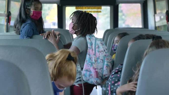 小学生在公共汽车上戴口罩