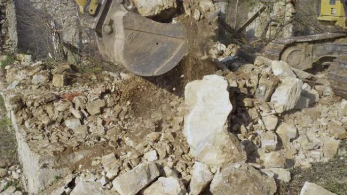特写: 大型工业挖掘机在翻新期间拆除了一栋老房子