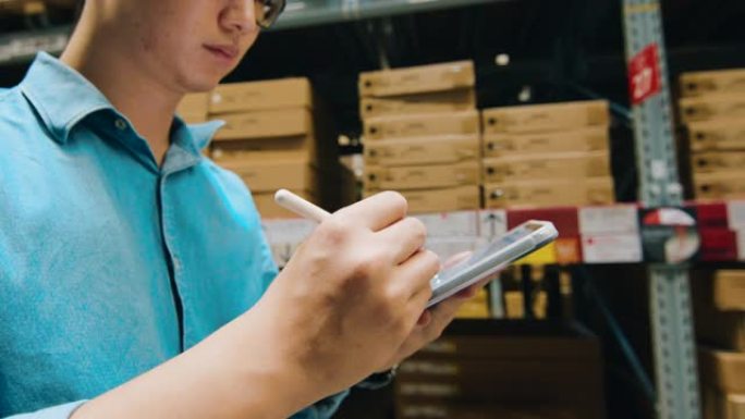 远程商店，一站式服务人员使用数字平板电脑从仓库交付物品