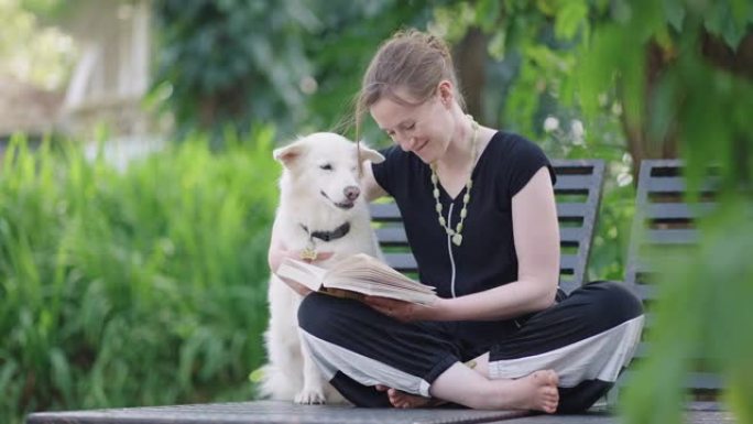 女人在周末和她的狗一起看书