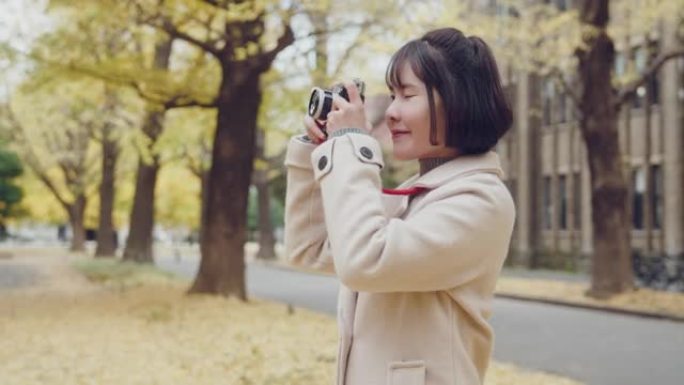 秋季假期的女人在日本旅行时拍照