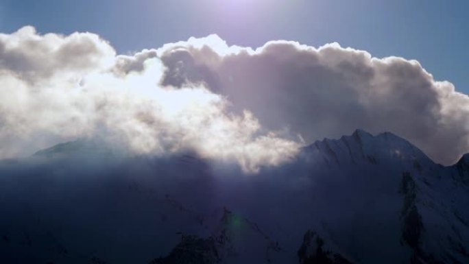 雾云在自然景观上快速移动的时间流逝