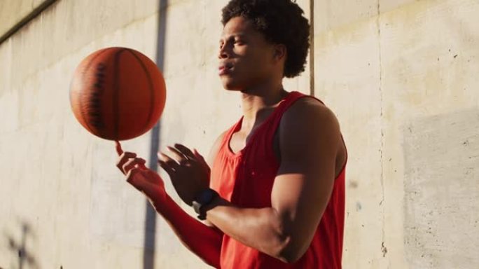 适合非裔美国人在城市户外锻炼，平衡指尖旋转的篮球